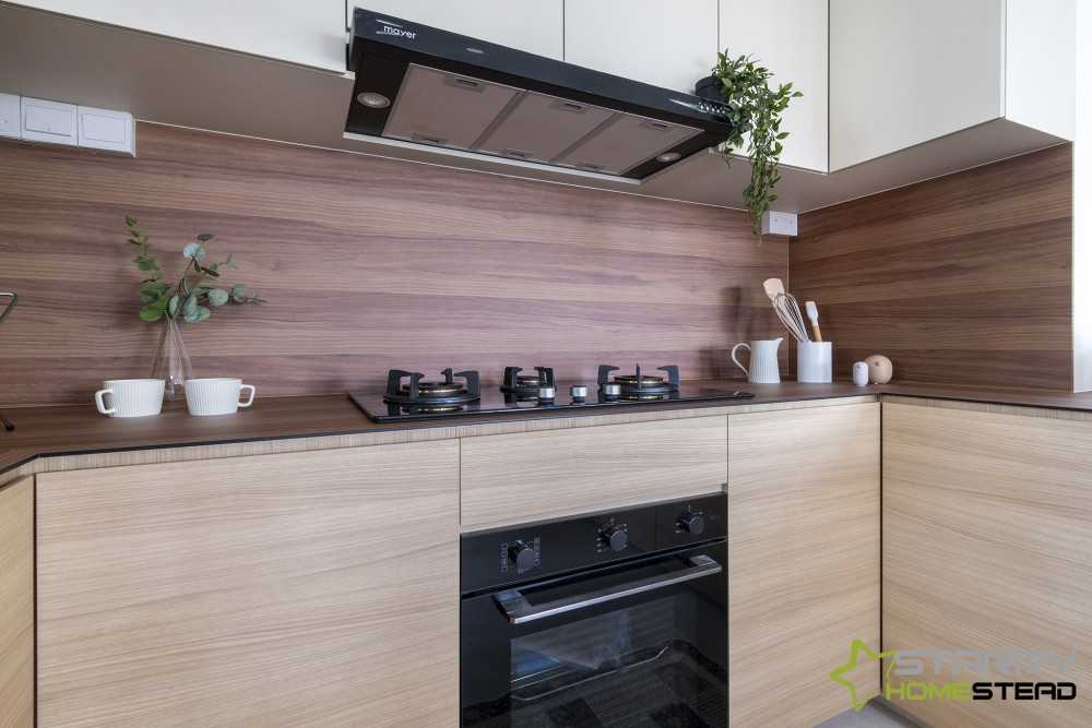 Scandinavian Kitchen with Kitchen Cabinets and Oven