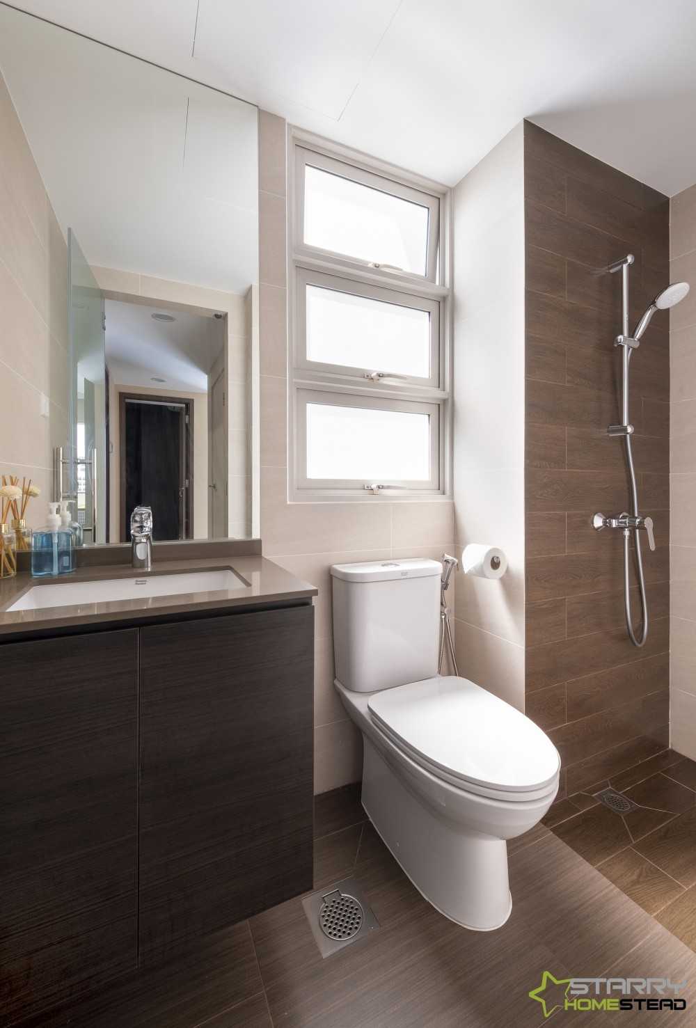 Modern Bathroom with Showers and Toilet Bowl