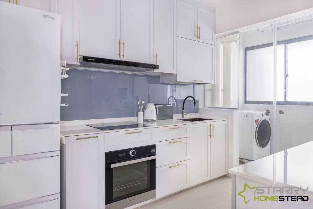 Modern Kitchen with Kitchen Tap and Kitchen Cabinets