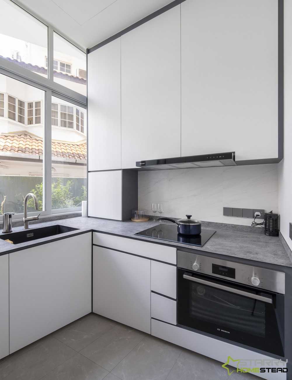 Modern Kitchen with Kitchen Cabinets and Oven