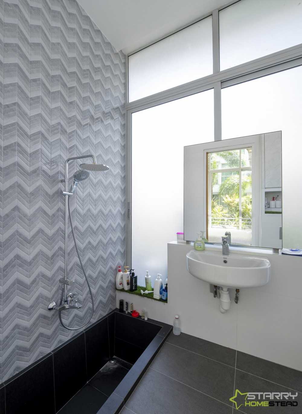 Modern Bathroom with Bathroom Sinks and Showers