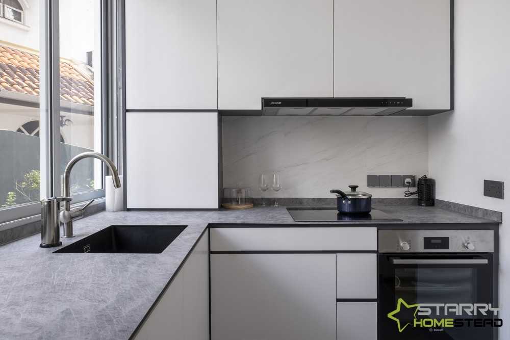 Modern Kitchen with Kitchen Cabinets and Oven