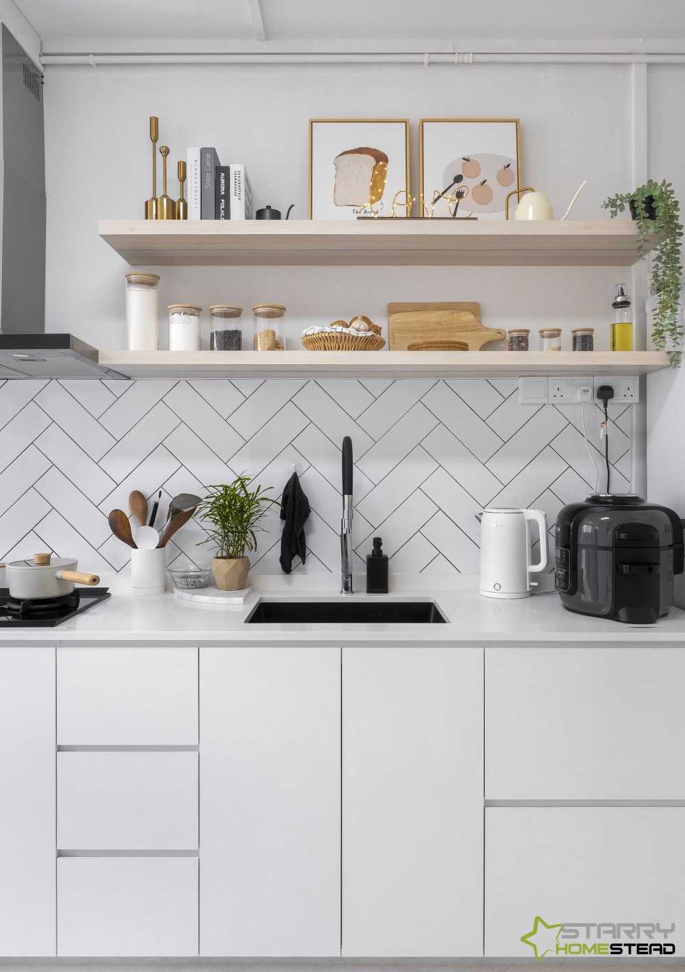Minimalist Kitchen with Kitchen Tap and Kitchen Cabinets