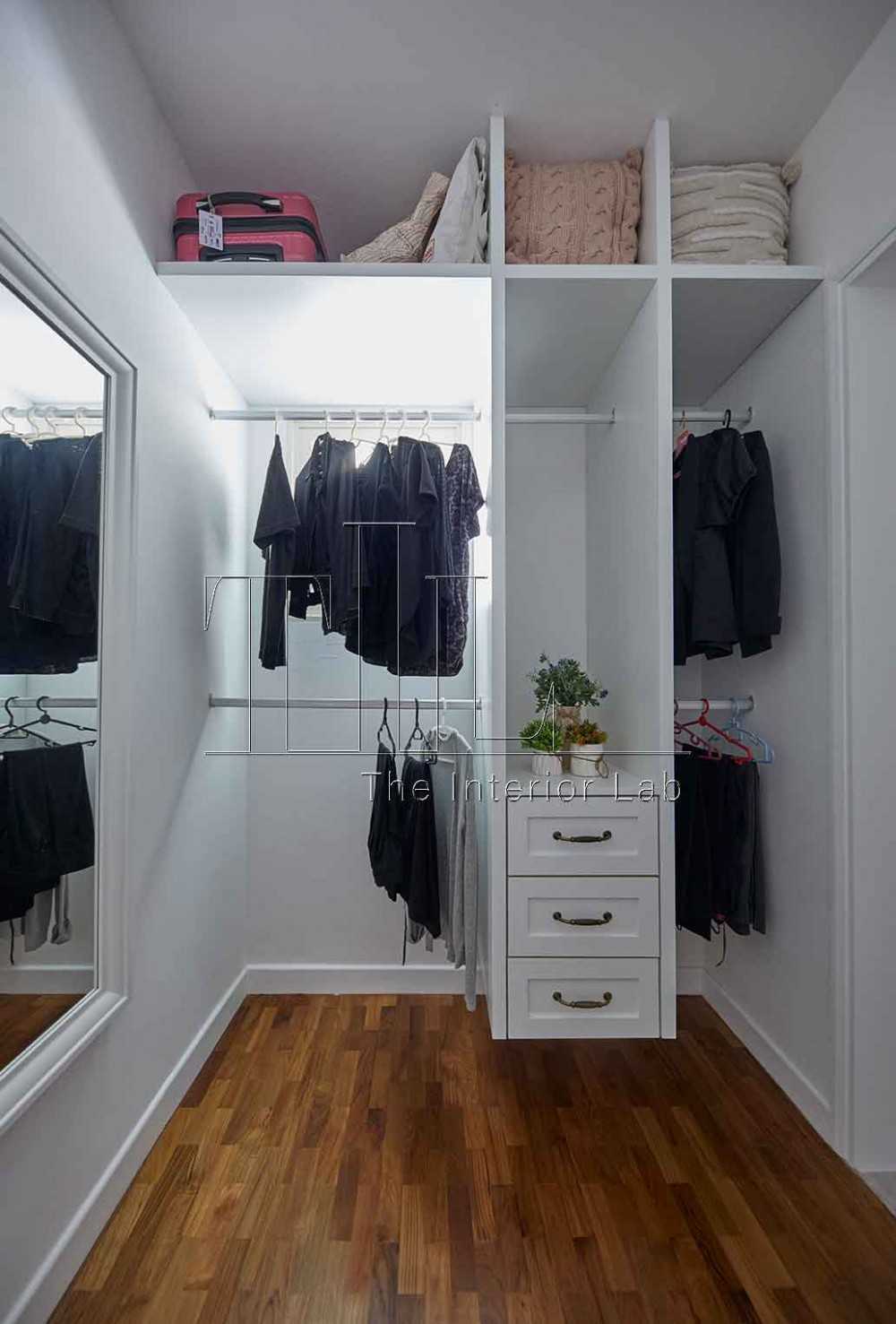 Minimalist Walk-in Wardrobe with Parquet Floor and Mirror