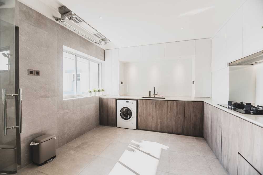 Contemporary Kitchen with Countertop and Homogeneous Tiles