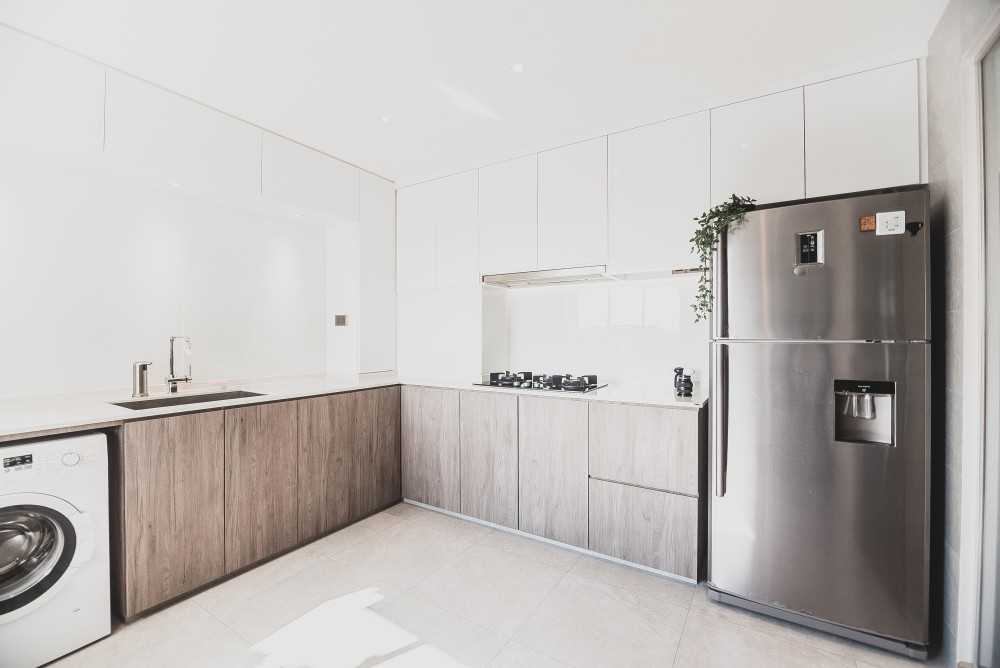Contemporary Kitchen with Countertop and Homogeneous Tiles
