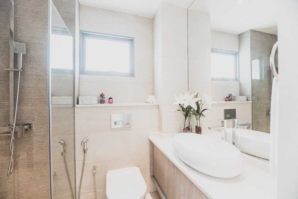 Contemporary Bathroom with Homogeneous Tiles and Shower Screen