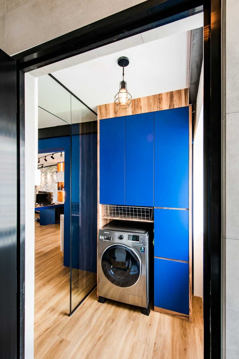 Eclectic Service Yard with Washing Machine and Laundry Area