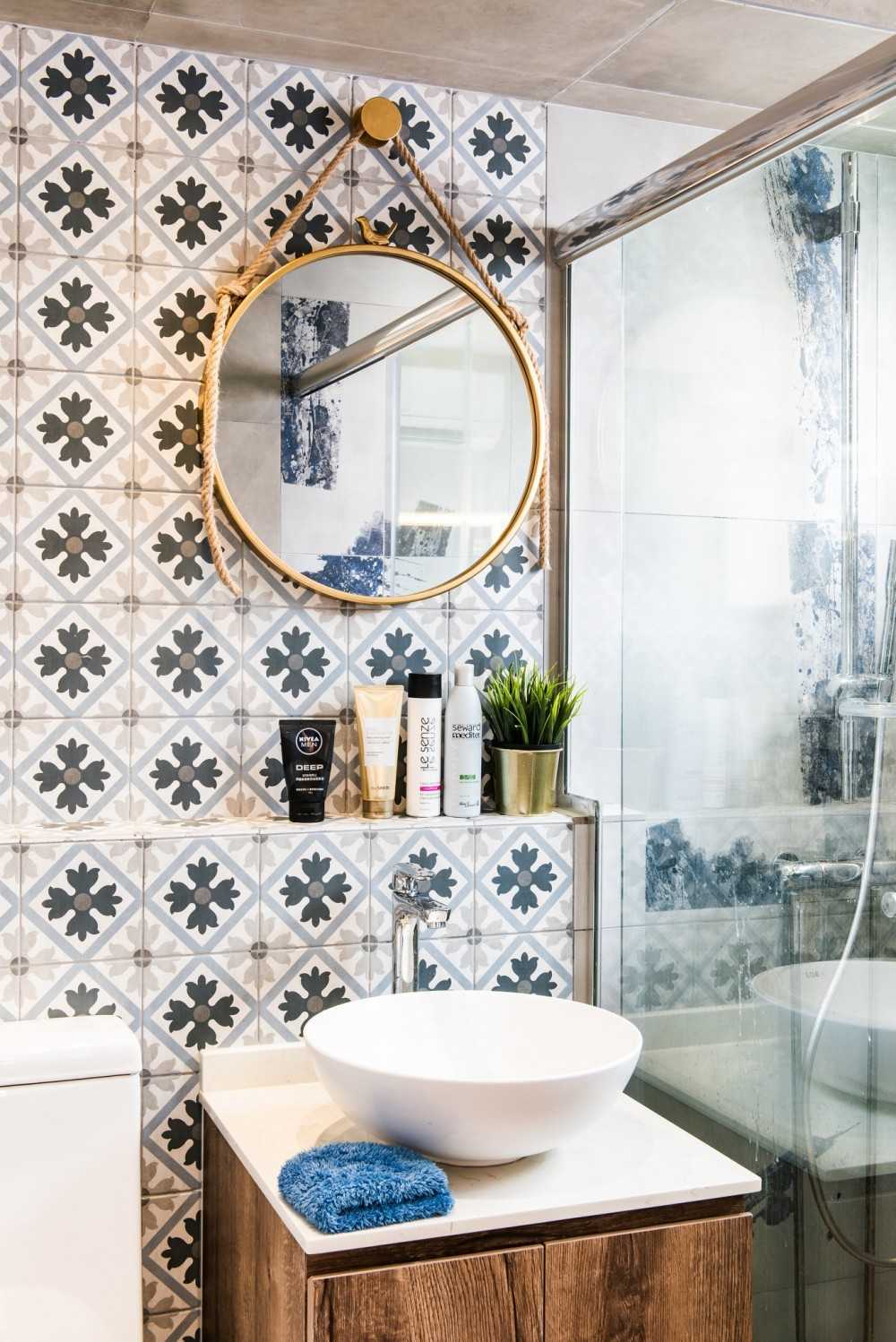 Eclectic Bathroom with Countertop and Homogeneous Tiles