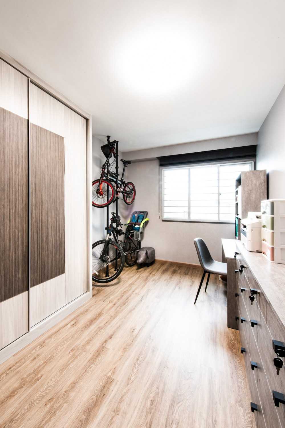 Contemporary Bedroom with Vinyl Flooring and Wardrobe