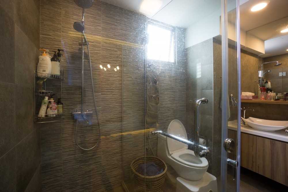 Industrial Bathroom with Countertop and Homogeneous Tiles