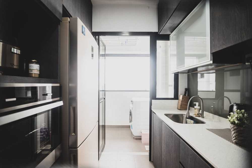 Minimalist Kitchen with Countertop and Kitchen Backsplash