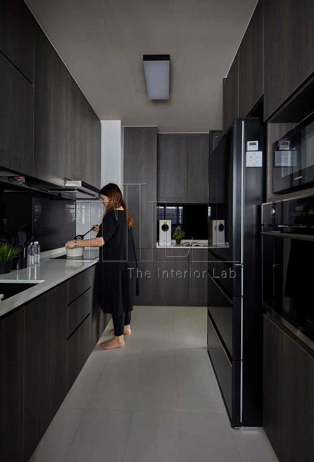 Contemporary Kitchen with Countertop and Kitchen Backsplash