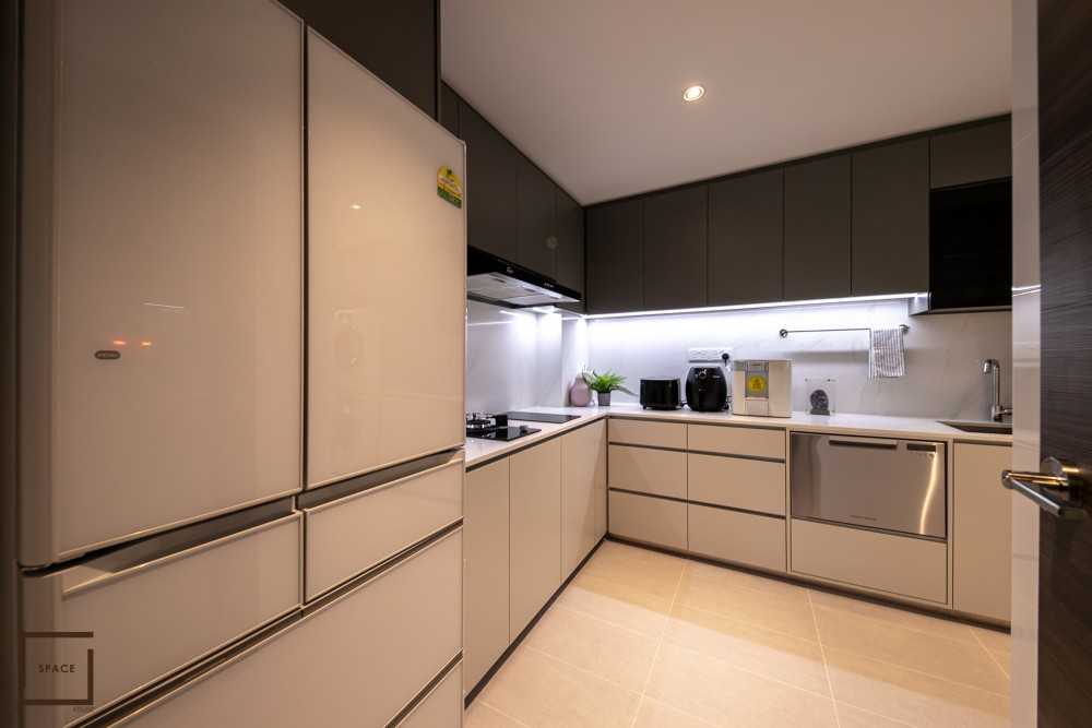 Contemporary Kitchen with Kitchen Accessories and Kitchen Tap