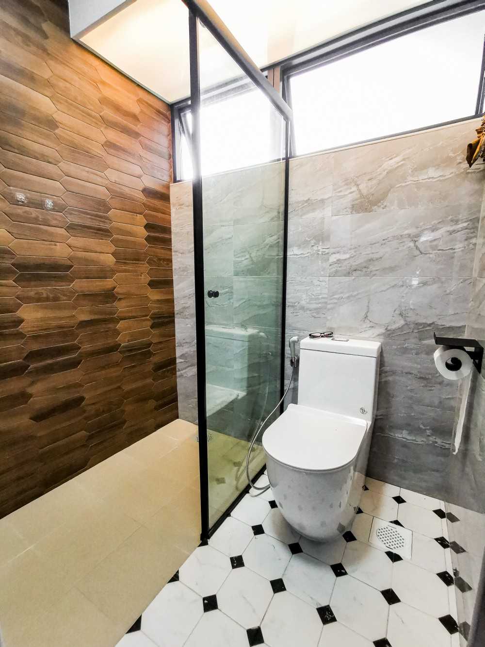 Eclectic Bathroom with Homogeneous Tiles and Feature Wall