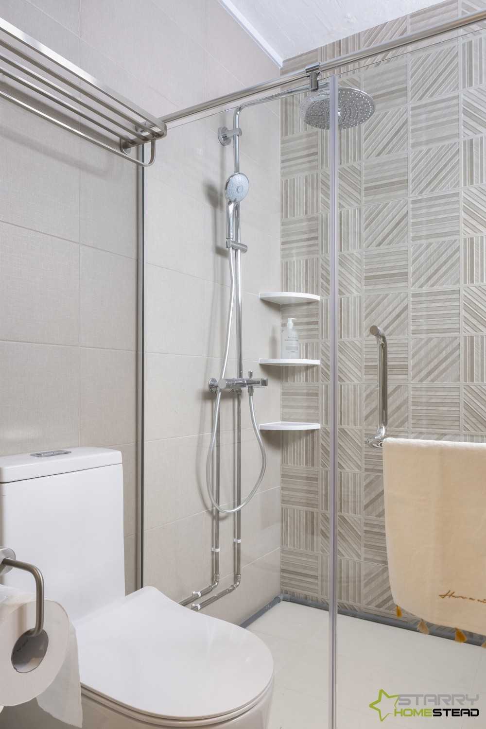 Scandinavian Bathroom with Rainshower and Showers