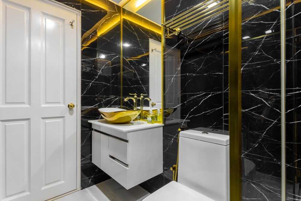 Modern Bathroom with Homogeneous Tiles and Bathroom Storage