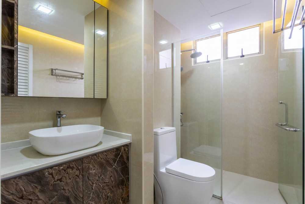 Modern Bathroom with Vinyl Flooring and Homogeneous Tiles