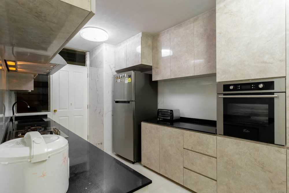 Modern Kitchen with Homogeneous Tiles and Kitchen Backsplash