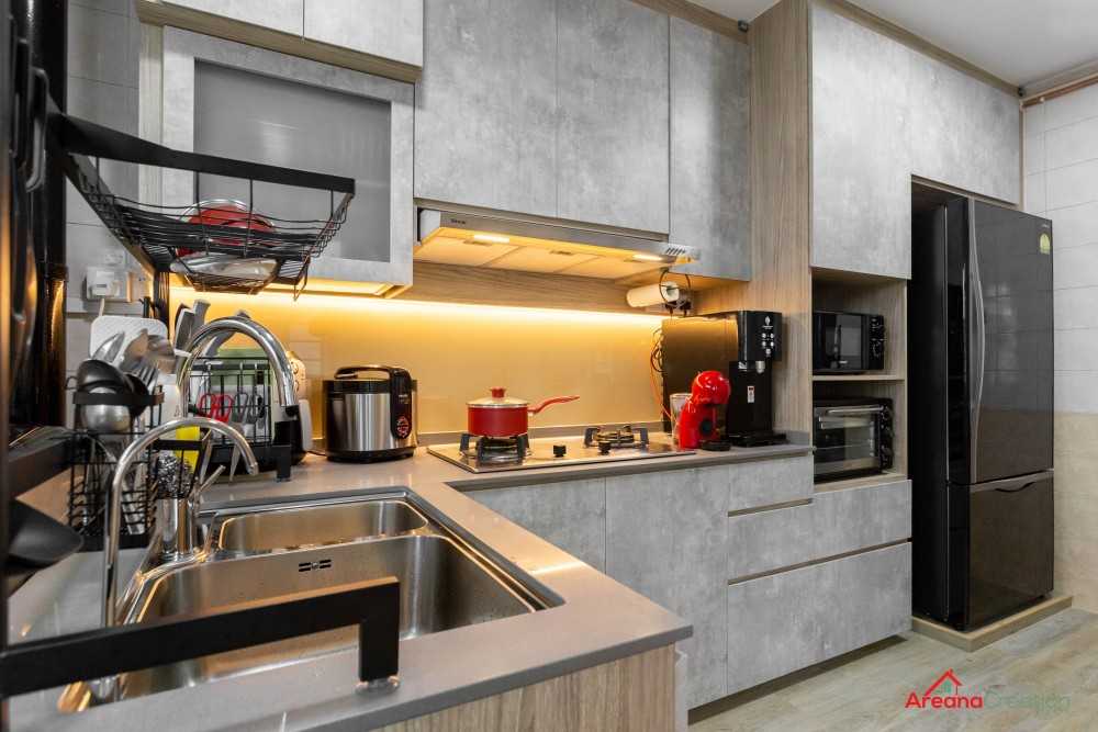 Industrial Kitchen with Vinyl Flooring and Kitchen Backsplash