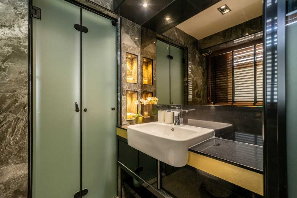 Modern Bathroom with Countertop and Homogeneous Tiles
