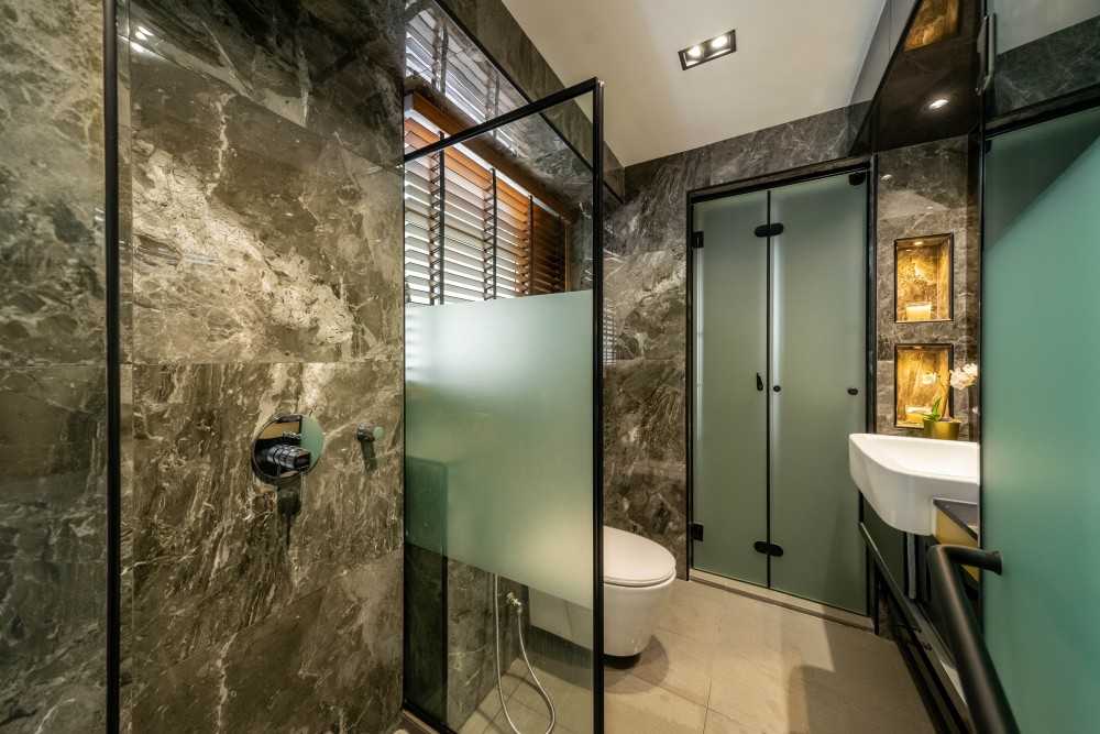 Modern Bathroom with Vinyl Flooring and Mirror
