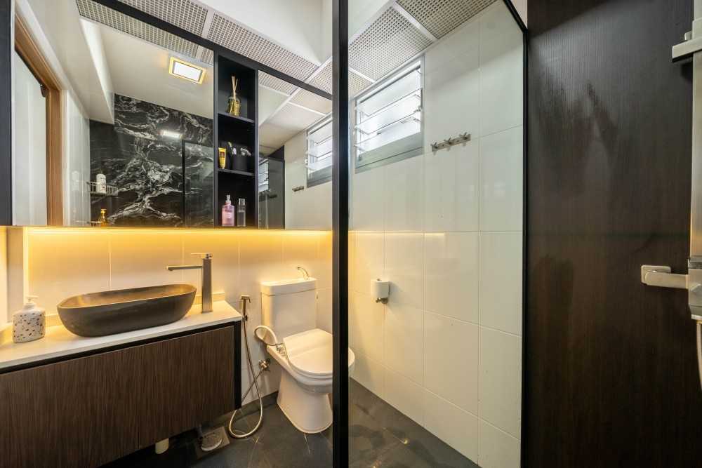 Modern Bathroom with Homogeneous Tiles and Mirror
