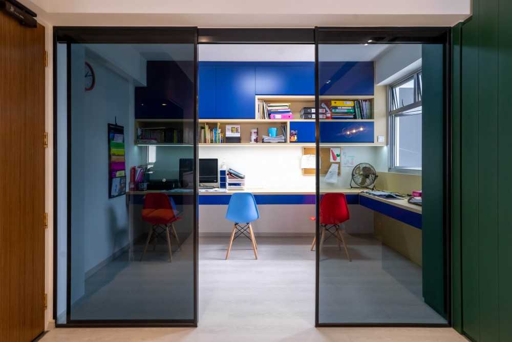 Modern Home Office with Bookshelf and Desk