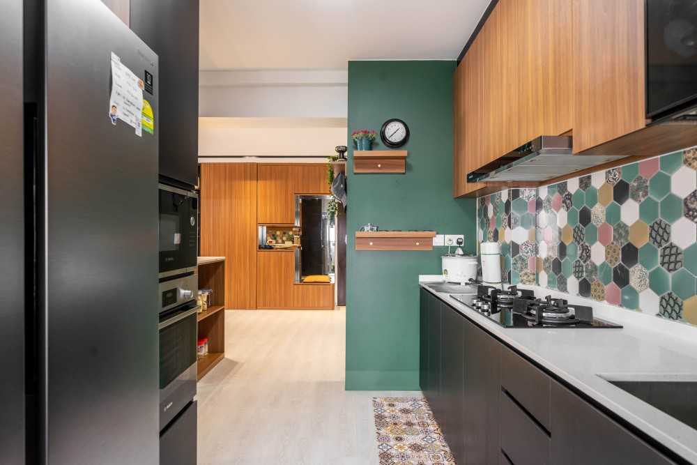 Modern Kitchen with Wood Flooring and Kitchen Window