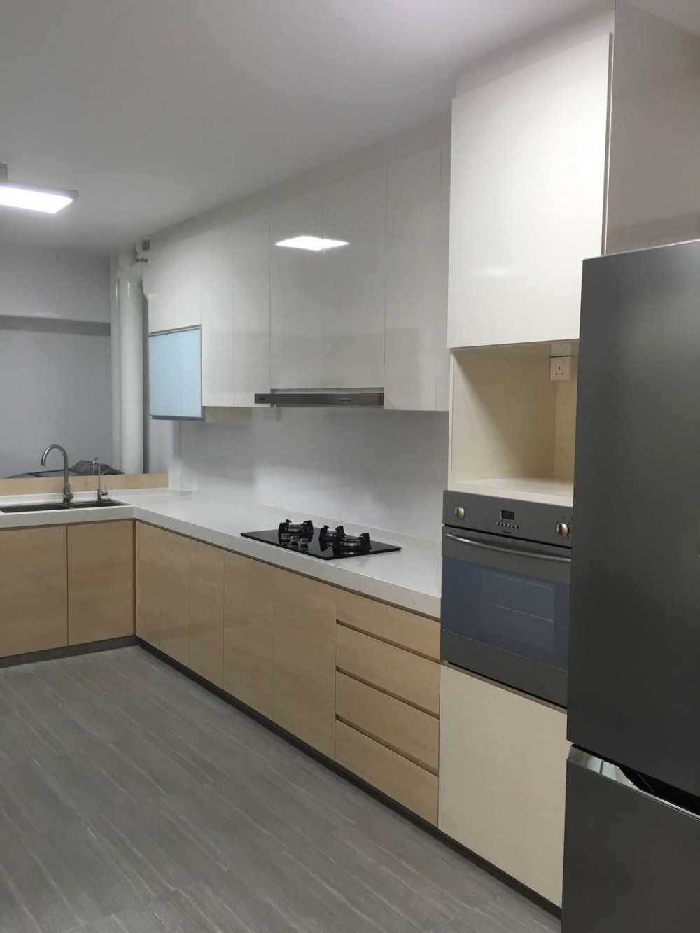 Modern Kitchen with Countertop and Homogeneous Tiles