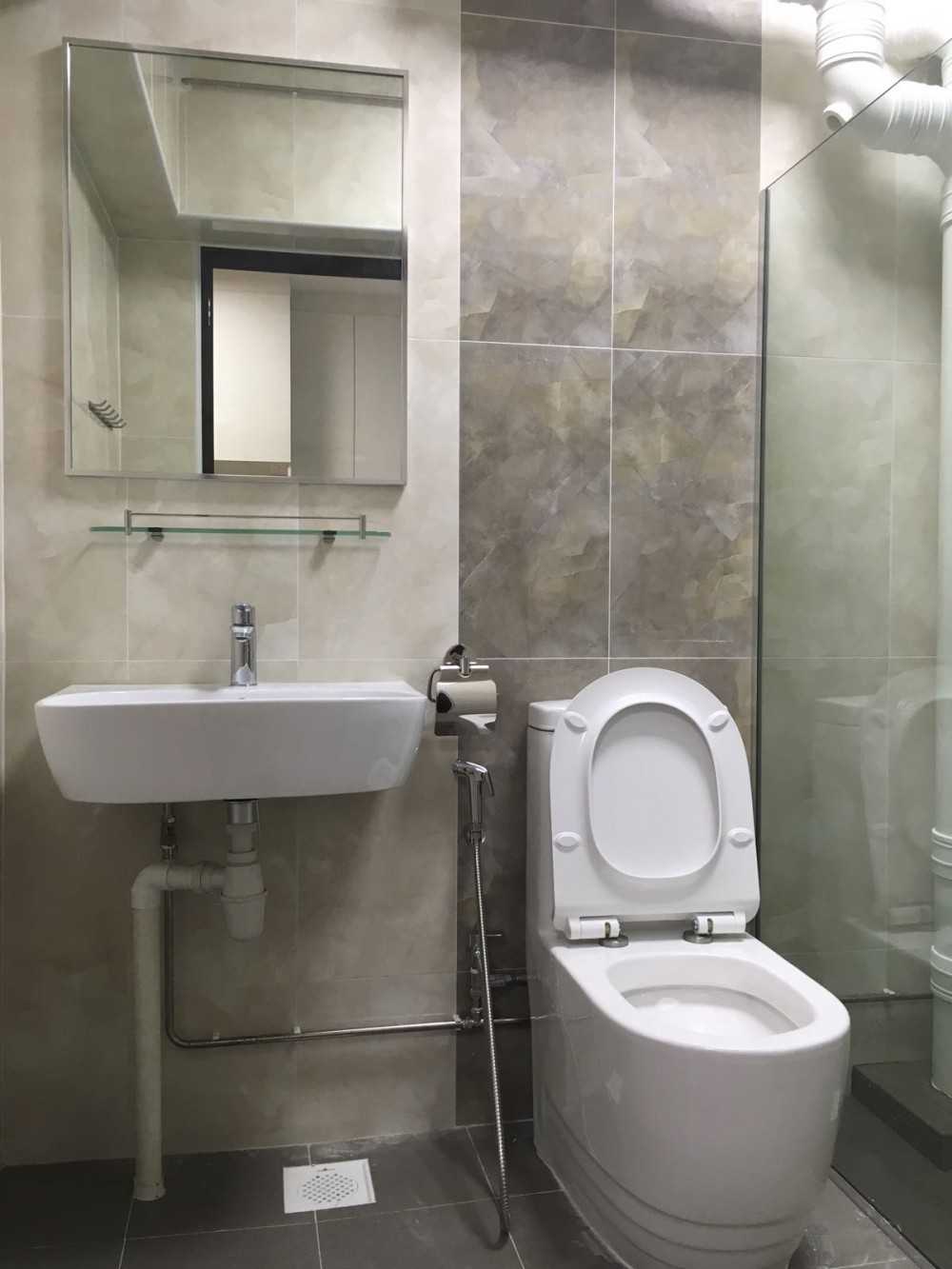Modern Bathroom with Homogeneous Tiles and Wash Basins