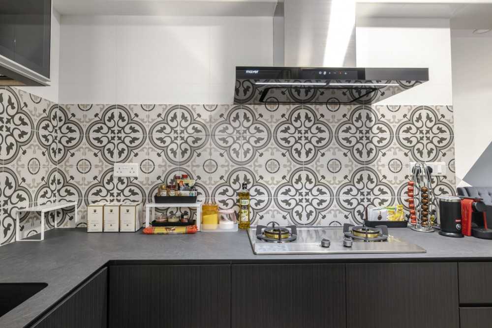 Modern Kitchen with Countertop and Breakfast Counter