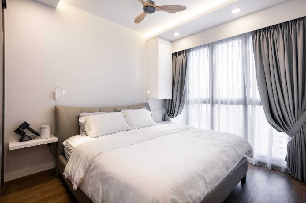 Minimalist Bedroom with Vinyl Flooring and Ceiling Fan