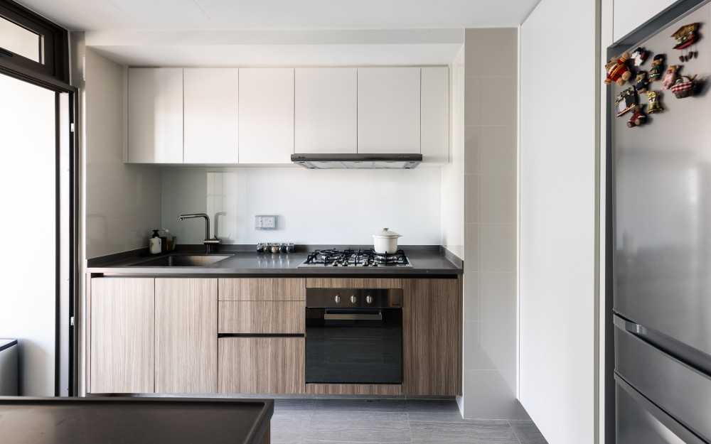 Minimalist Kitchen with Kitchen Backsplash and Kitchen Accessories