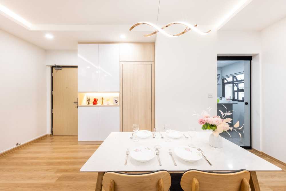 Scandinavian Dining Room with Dining Table and Dining Chairs