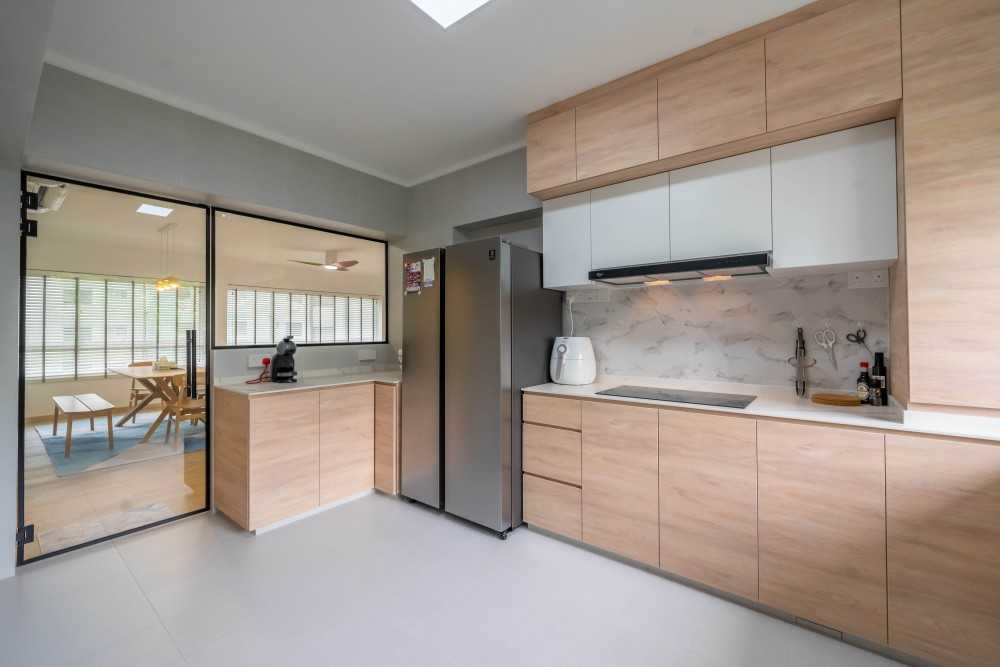Scandinavian Kitchen with Homogeneous Tiles and Wood Flooring