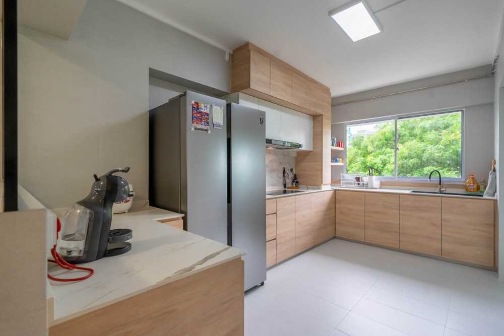 Scandinavian Kitchen with Homogeneous Tiles and Open Kitchen