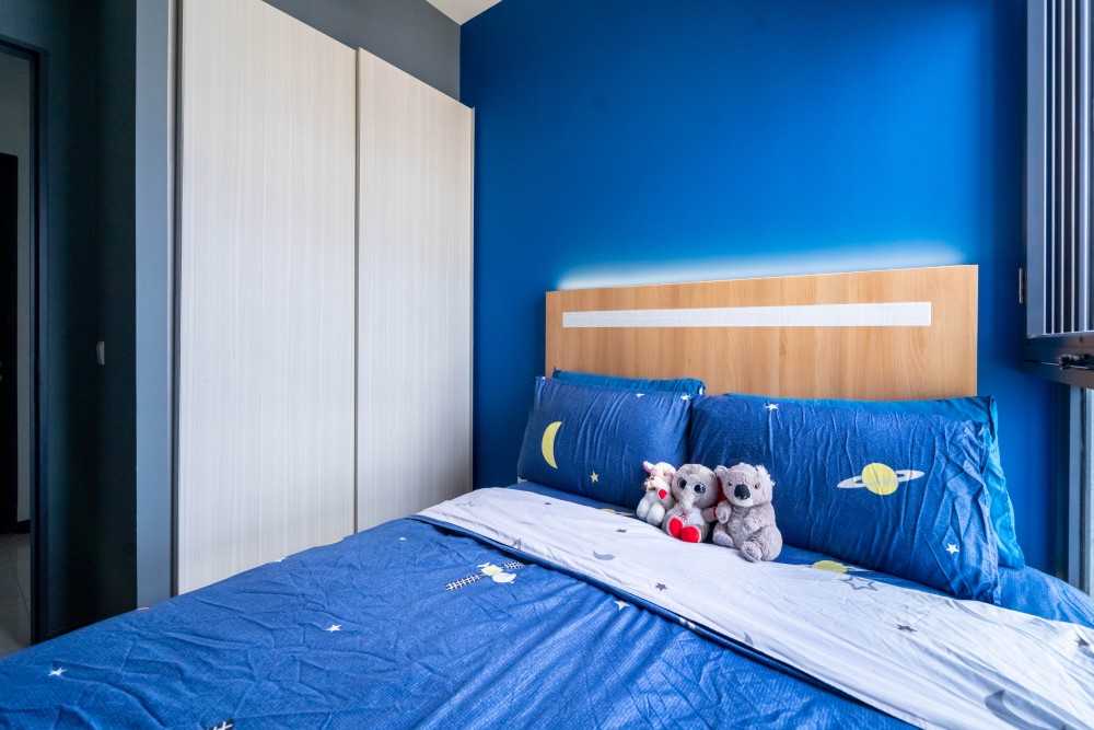Modern Bedroom with Vinyl Flooring and Homogeneous Tiles