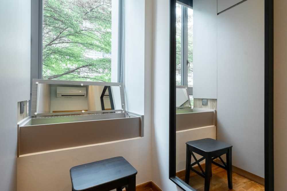 Contemporary Walk-in Wardrobe with Mirror and Wardrobe