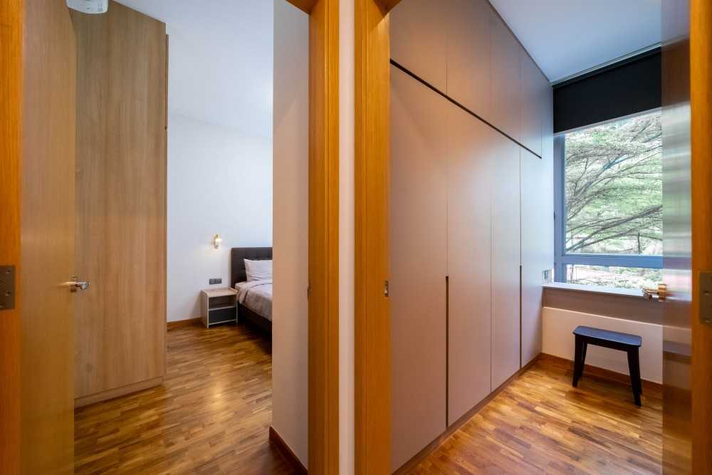 Contemporary Walk-in Wardrobe with Mirror and Wardrobe