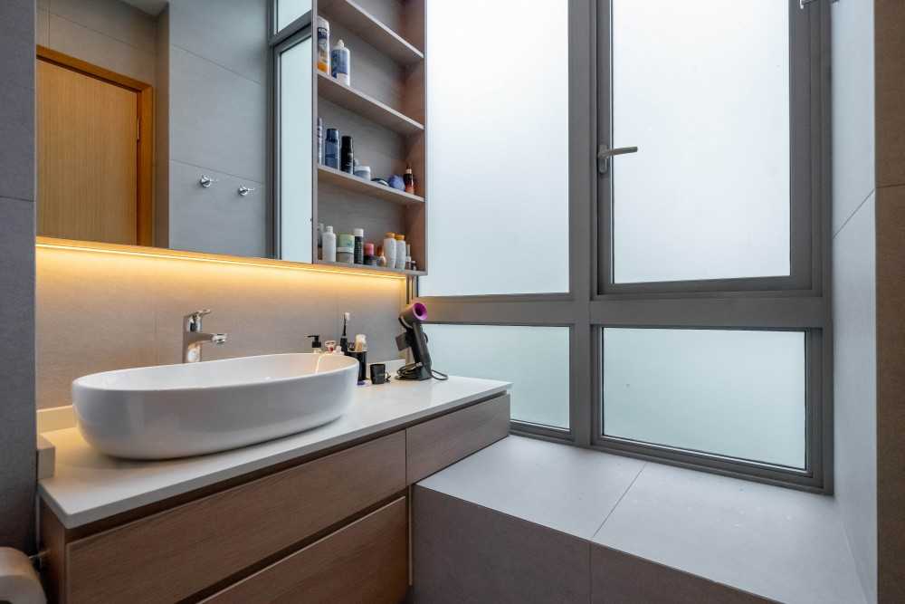 Contemporary Bathroom with Countertop and Homogeneous Tiles