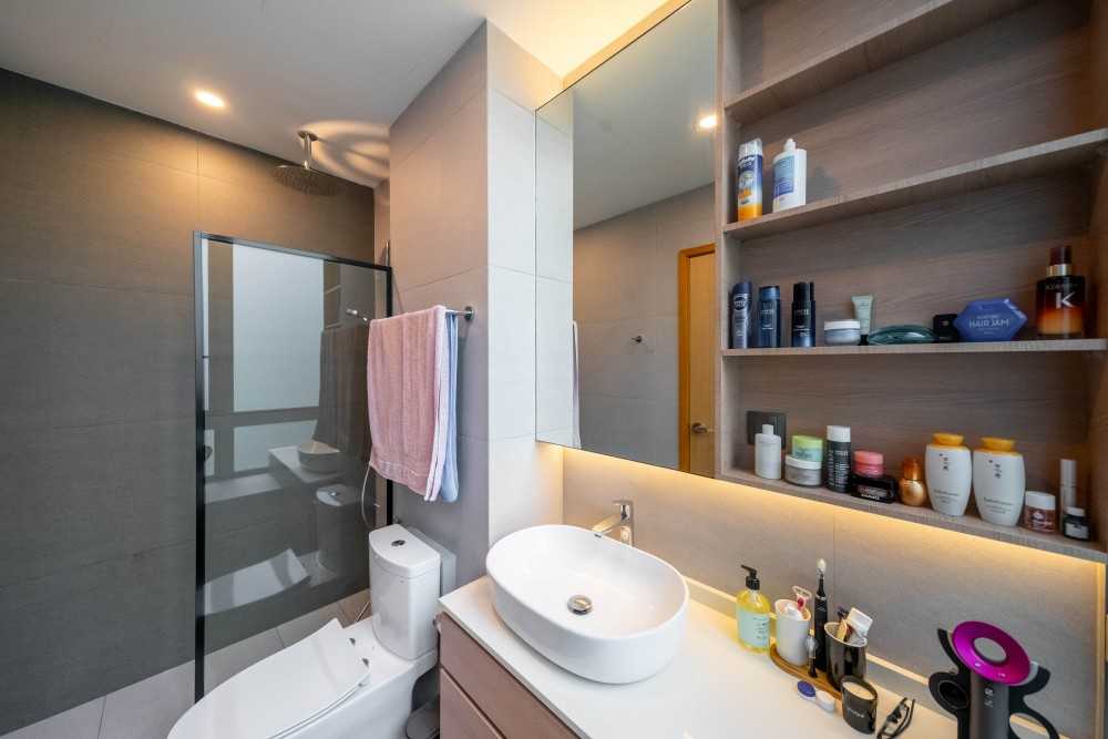 Contemporary Bathroom with Mirror and Bathtub