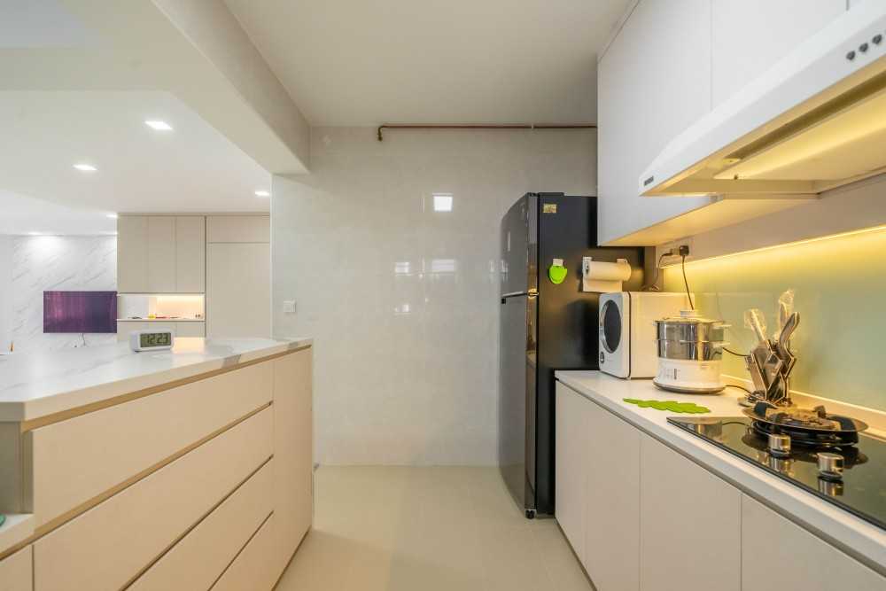 Minimalist Kitchen with Homogeneous Tiles and Kitchen Window