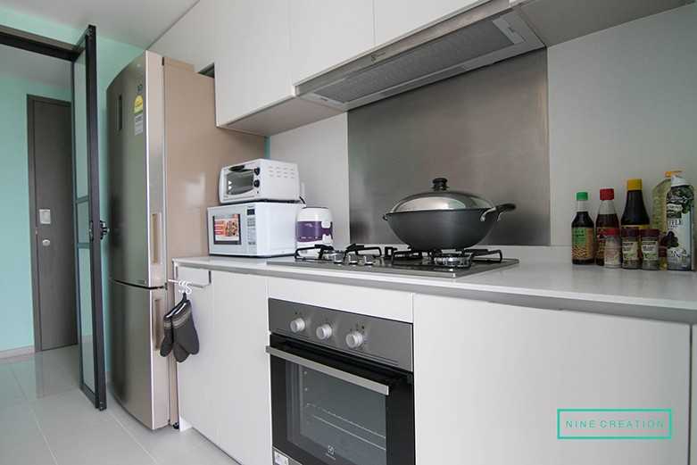 Modern Kitchen with Open Kitchen and Kitchen Accessories