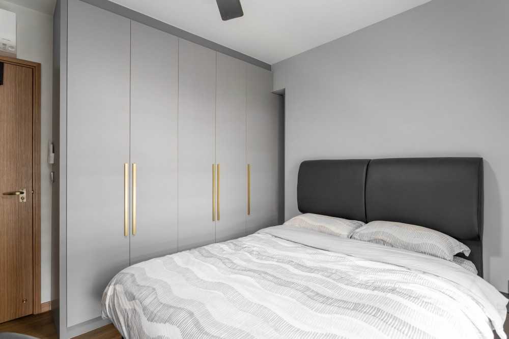 Modern Bedroom with Vinyl Flooring and Drop Ceiling