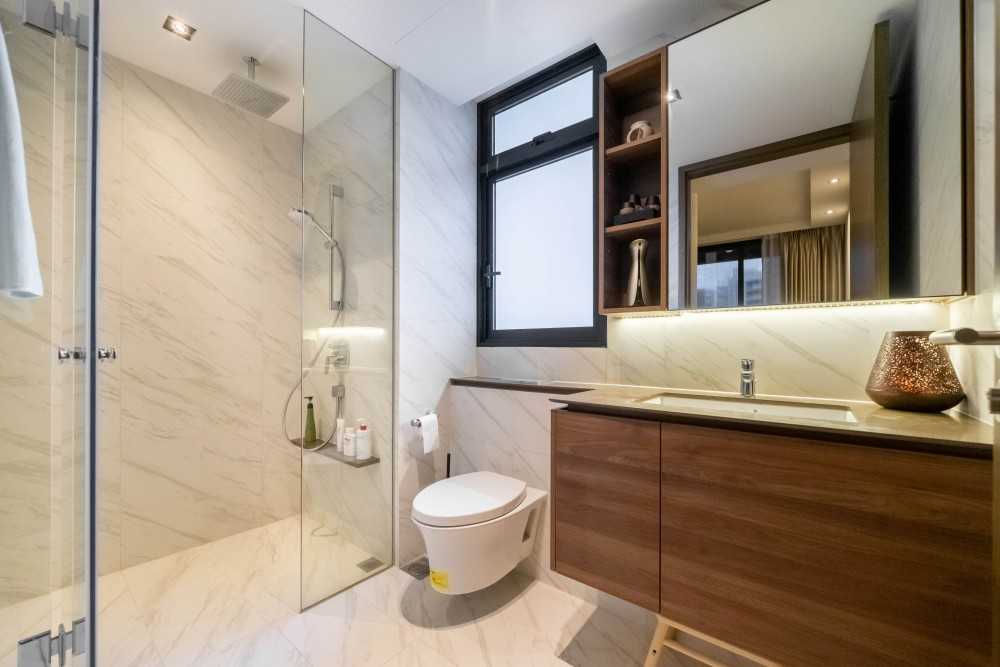 Modern Bathroom with Homogeneous Tiles and Herringbone Tiling