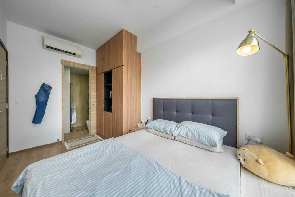 Minimalist Bedroom with Vinyl Flooring and Wood Flooring