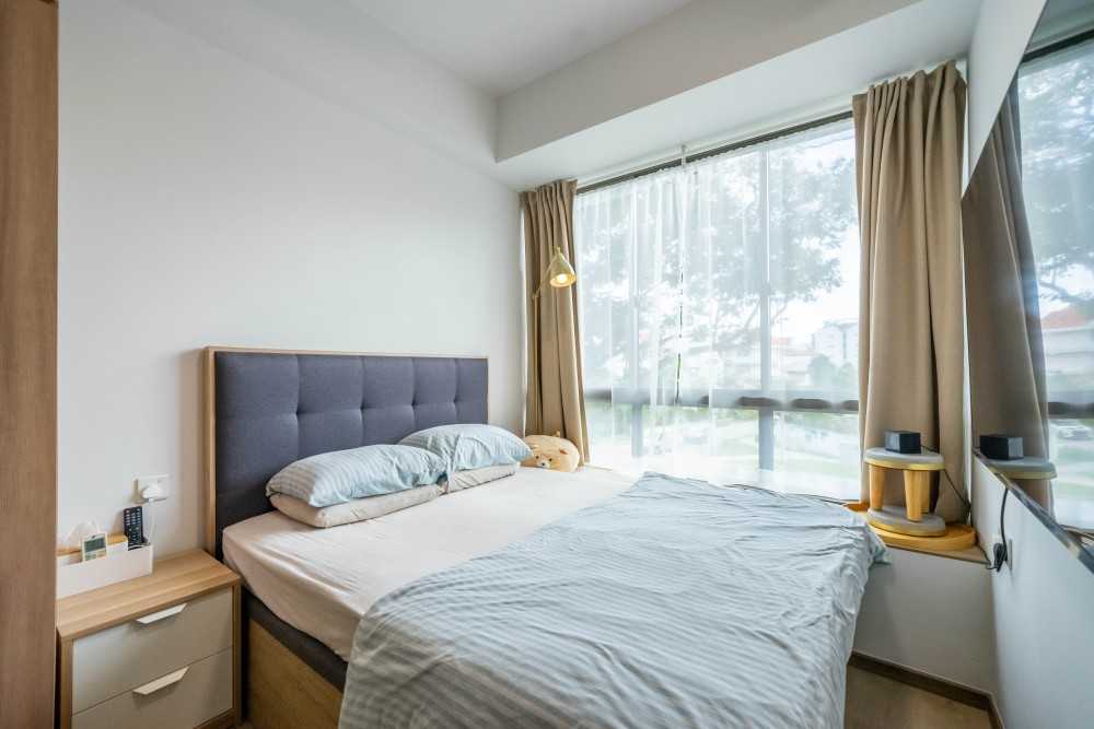Minimalist Bedroom with Vinyl Flooring and Wardrobe