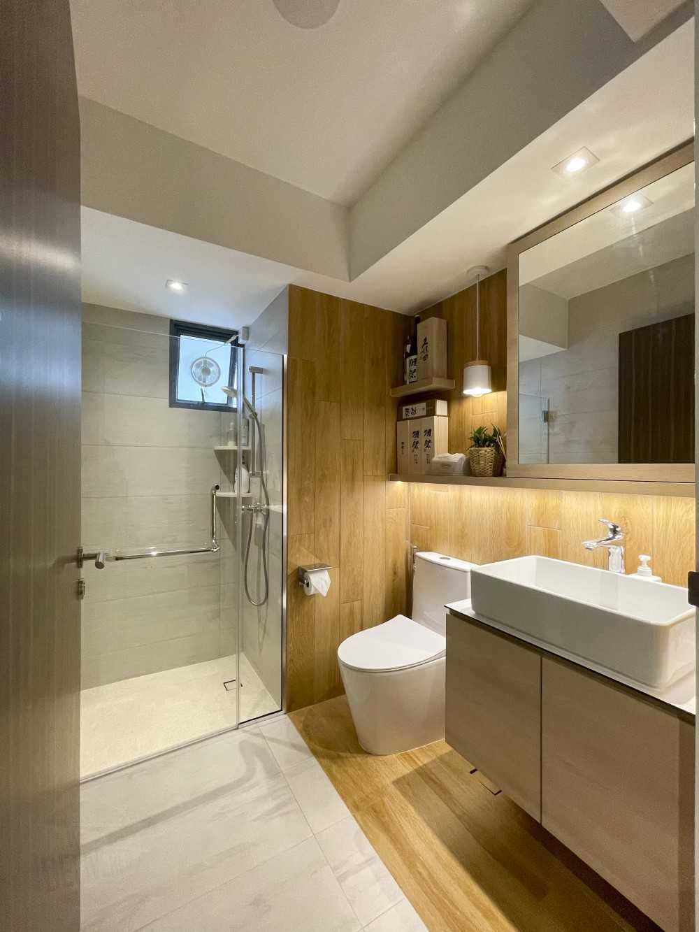 Scandinavian Bathroom with Mirror and Bathtub