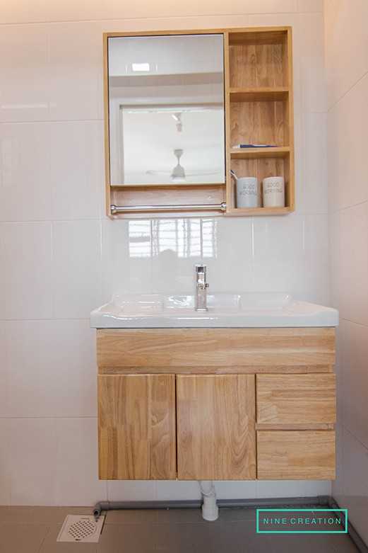 Modern Bathroom with Mirror and Vanity Counter
